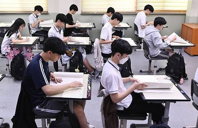 2024학년도 대학수학능력시험 9월 모의 평가가 실시된 6일 오전 경기도 수원시 영통구 효원고등학교에서 고3 학생들이 시험을 치르고 있다.ⓒ뉴시스