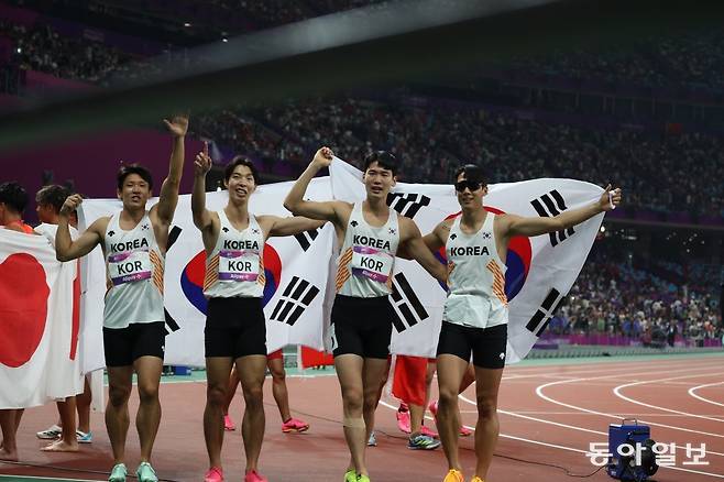 한국 육상 대표팀이 3일 중국 항저우 올림픽센터 체육관에서 열린 항저우 아시안게임 남자 400m 계주 결선에서 동메달을 딴 뒤 태극기를 들고 환호하고 있다. 항저우= 김재명 기자base@donga.com