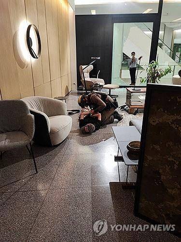 경찰에 체포된 총격 사건 용의자인 14세 청소년[로이터=연합뉴스]