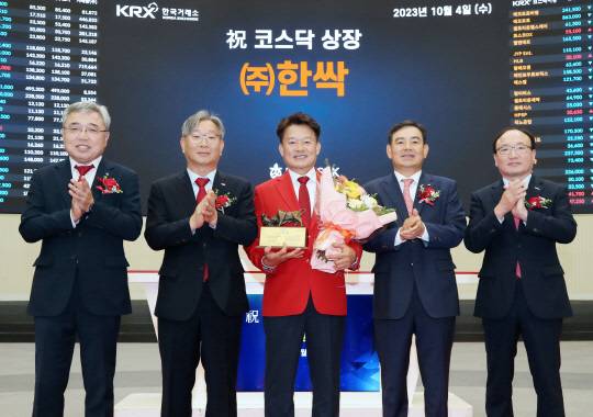 (왼쪽부터) 채남기 한국IR협의회 회장, 홍순욱 한국거래소 코스닥시장본부장, 이주도 한싹 대표이사, 김성현 KB증권 대표이사, 강왕락 코스닥협회 부회장. 한국거래소 제공.