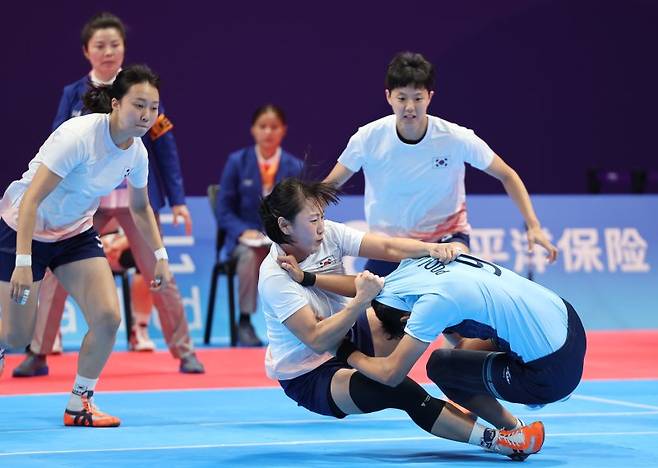 3일 중국 저장성 항저우 샤오산 과리 스포츠센터에서 열린 항저우 아시안게임 카바디 여자 A조 조별리그 한국과 인도의 경기. 인도 푸자가 한국 수비진에게 잡히고 있다. 연합뉴스