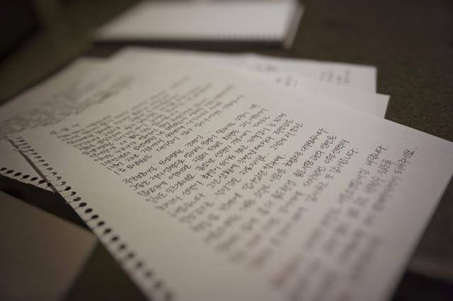 요양원을 이곳저곳 옮겨 다닐 때마다 아내가 요양센터와 보호사들에게 손편지를 보냈지만 읽어 줄 것이라는 기대는 없었다. 황제의 DNA가 담긴 딸의 편지는 아니라고 주장해 본다. 편지에는 환자의 상태와 시설관계자들에 대한 감사의 마음을 담았다.