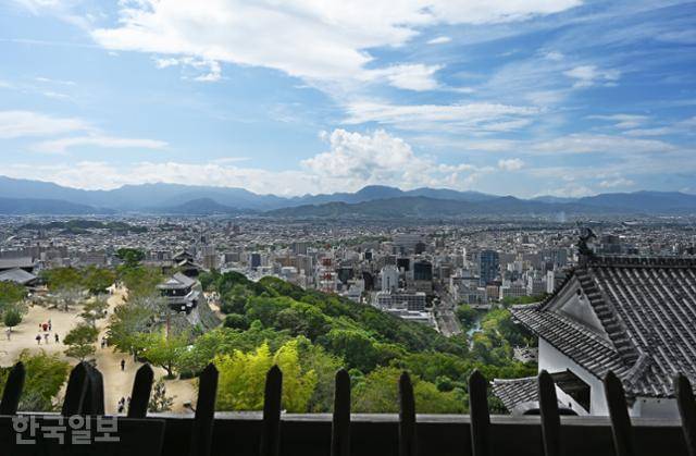 마쓰야마성 천수각 망루에 오르면 마쓰야마 시내와 뒤편 산줄기까지 시원하게 조망된다. 에히메와 고치현의 경계인 이시즈치산 능선 위로 뭉게구름이 떠 있다.