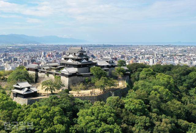 시내 중심부 언덕에 위치한 마쓰야마성에서는 사방으로 시원한 전망을 즐길 수 있다.