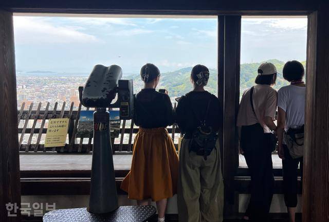 마쓰야마성 천수각에서 여행객이 시내 풍광을 조망하고 있다.