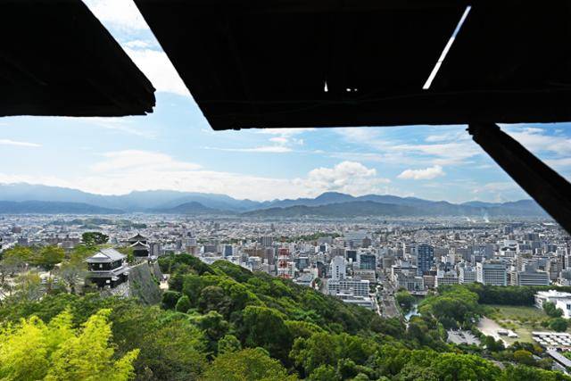 마쓰야마성 천수각에서는 주변 망루와 성벽, 그 아래 마쓰야마 시내와 병풍처럼 두른 산줄기까지 한눈에 조망할 수 있다.