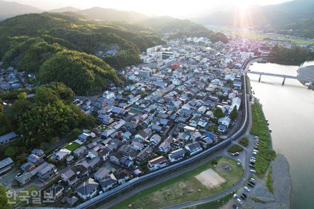 에히메현의 소도시 오즈는 근대 일본의 고풍스러운 풍경이 고스란히 남아 있는 곳이다.