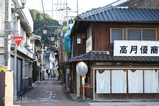 에히메현 소도시 오즈의 고풍스러운 골목 풍경. 2층 목조주택에 상점과 카페, 살림집이 어깨를 맞대고 있다.