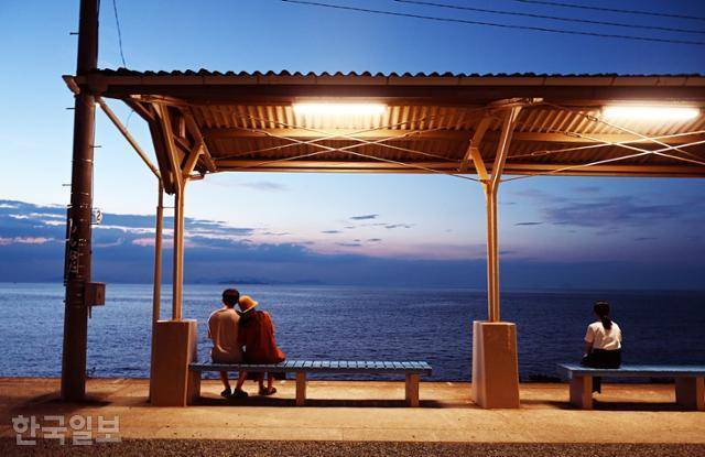 바닷가에 위치한 시모나다역은 소박한 시골역 풍경으로 기차여행객을 불러 모으고 있다.