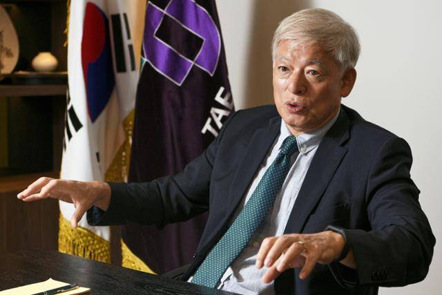 염재호 태재대 총장이 지난달 19일 서울 종로구 태재대 총장실에서 인터뷰를 하고 있다. 윤서영 인턴기자