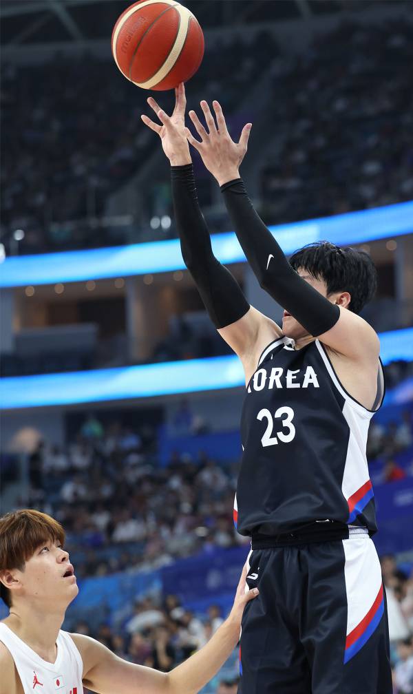 <yonhap photo-2952=""> 슛 시도하는 전성현 (항저우=연합뉴스) 이지은 기자 = 30일 중국 저장성 항저우의 올림픽 스포츠센터에서 열린 2022 항저우 아시안게임 남자 농구 조별리그 D조 대한민국과 일본의 경기. 전성현이 슛을 시도하고 있다. 2023.9.30 jieunlee@yna.co.kr/2023-09-30 12:33:09/ <저작권자 ⓒ 1980-2023 ㈜연합뉴스. 무단 전재 재배포 금지.></yonhap>