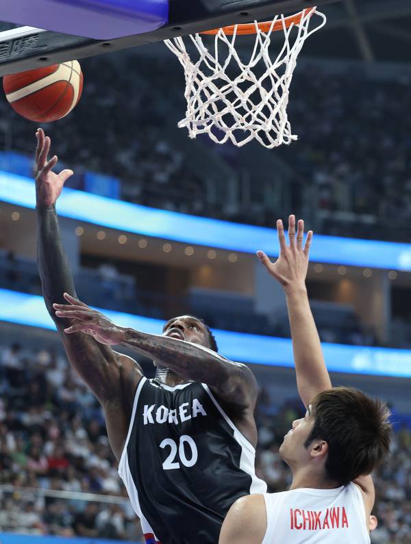 <yonhap photo-2997=""> 라건아 슛 (항저우=연합뉴스) 이지은 기자 = 30일 중국 저장성 항저우의 올림픽 스포츠센터에서 열린 2022 항저우 아시안게임 남자 농구 조별리그 D조 대한민국과 일본의 경기. 라건아가 슛을 하고 있다. 2023.9.30 jieunlee@yna.co.kr/2023-09-30 12:39:08/ <저작권자 ⓒ 1980-2023 ㈜연합뉴스. 무단 전재 재배포 금지.></yonhap>