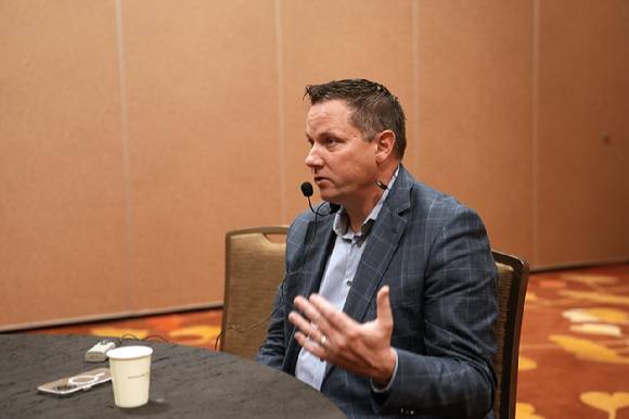 크리스 울프 VM웨어 AI랩스 부사장은 지난 28일 'VM웨어 익스플로어 2023 싱가포르'에서 취재진과 만나 인터뷰하고 있다. [사진=VM웨어 코리아]