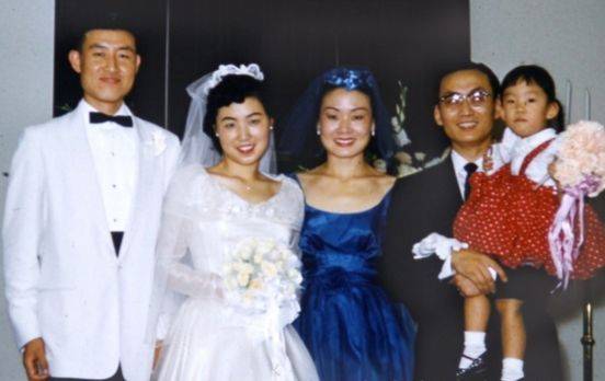 강기동 박사(맨 왼쪽) 부부 결혼식에 참석한 강대원 박사 가족. 강대원 박사의 아내는 신부 들러리를 직접 섰다. [사진 강기동]