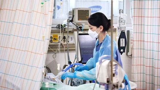 서울적십자병원 중환자실에서 의료진이 환자를 돌보고 있다. 김종호 기자