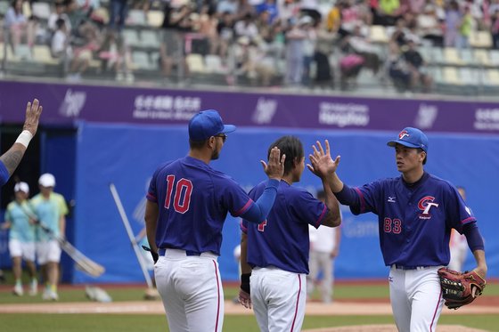 '아시아 야구 3강' 한국-일본-대만 중 유일하게 3승으로 수퍼 라운드에 오른 대만 선수들. AP=연합뉴스