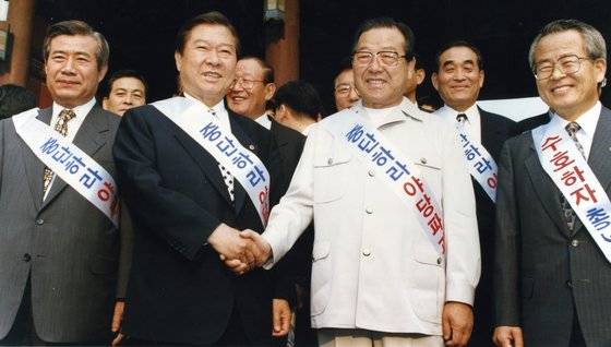 1996년 5월 서울시청 앞에서 김종필(JP) 자유민주연합(자민련) 총재와 함께 신한국당이 의원 영입을 통해 인위적으로 과반수 의석을 확보하려는 것을 규탄하고 있다. 앞줄 왼쪽부터 한광옥 새정치국민회의 사무총장, DJ, JP, 김용환 자민련 사무총장. [사진 연세대 김대중도서관]