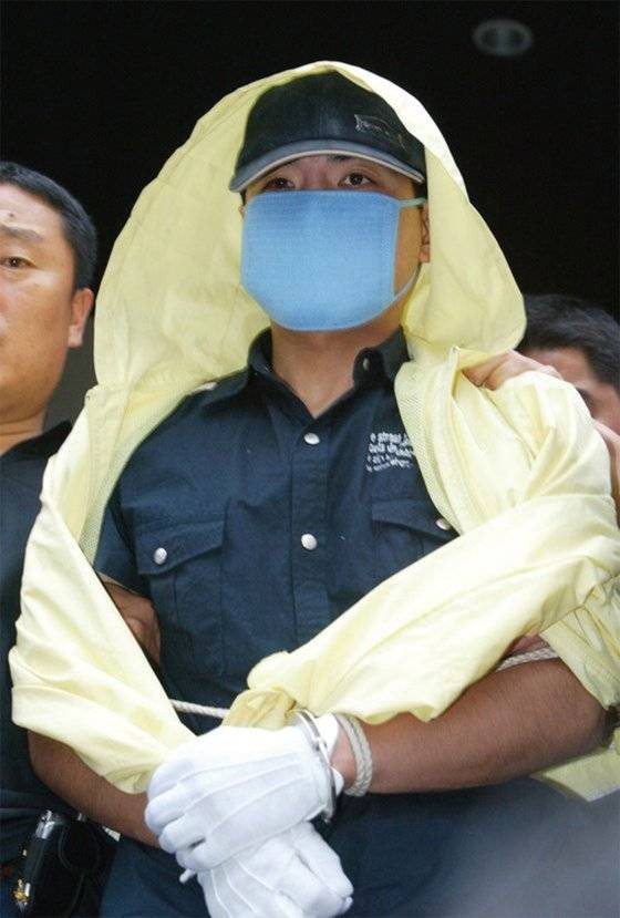 2003년 9월부터 2004년 7월까지 20명을 살해한 연쇄살인범 유영철.