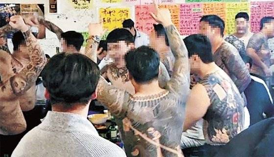 폭력조직 수노아파 조직원들이 전국 단위 모임을 하고 있는 모습. / 사진:서울중앙지검