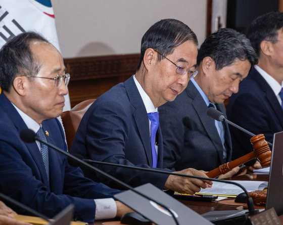 한덕수 국무총리가 4일 오전 서울 종로구 정부서울청사에서 열린 국무회의에 참석해 의사봉을 두드리며 개회를 알리고 있다. 연합뉴스