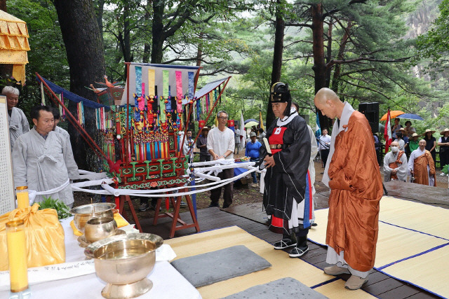 ▲ 동해지역의 국가무형문화재인 삼화사수륙재가 오는 6일부터 8일까지 3일간 두타산 삼화사에서 공개행사로 개최된다.지난달 무릉계곡에서 열린 향행사 모습.