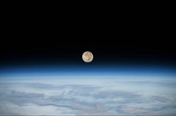 국제우주정거장(ISS)에서 찍은 달. NASA 공식 인스타그램