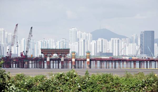 제3연륙교 건설 현장 뒤로 보이는 영종하늘도시. 인천경제자유구역청 제공