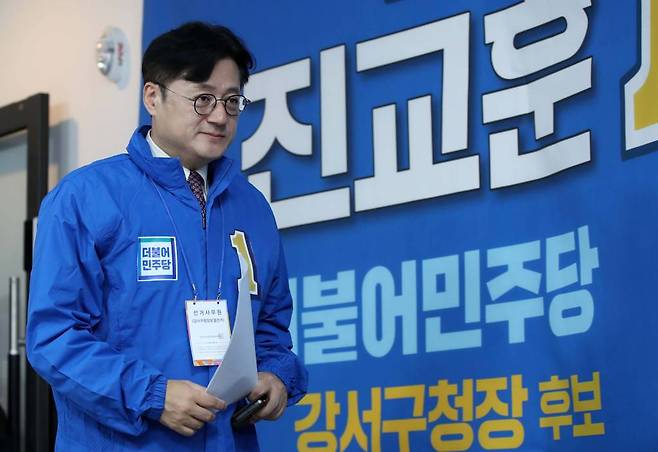 [서울=뉴시스] 고범준 기자 = 홍익표 더불어민주당 원내대표가 4일 오전 서울 강서구 진교훈 강서구청장 후보 선거사무실에서 열린 강서 현장 최고위원회의에 참석하고 있다. 2023.10.04.
