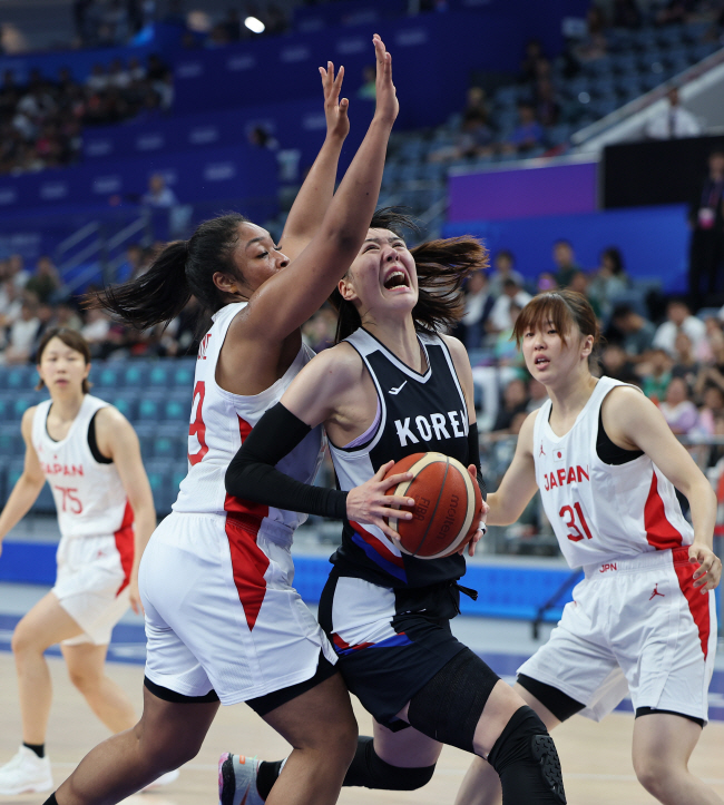 여자 농구 대표팀의 센터 박지수(가운데)가 3일 열린 일본과의 준결승전에서 슛을 시도하고 있다.  연합뉴스