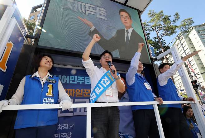 홍익표 더불어민주당 원내대표가 2일 오후 서울 강서구 등촌사거리에서 강서구청장 보궐선거에 출마한 진교훈 후보 유세차에 탑승해 지지를 호소하고 있다. 왼쪽부터 한정애 의원, 홍 원내대표, 소병철 의원, 이해식 사무부총장. [연합]