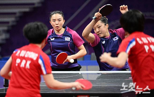 탁구 국가대표 신유빈-전지희 조가 2일 중국 항저우 궁수 캐널 스포츠파크 체육관에서 열린 '2022 항저우 아시안게임' 탁구 여자 복식 결승전에서 북한 차수영-박수경 조와 경기를 갖고 있다. 항저우(중국)=황진환 기자