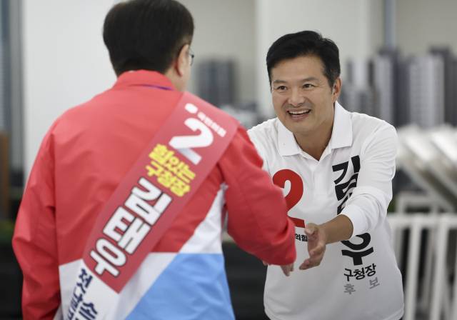 ▲국민의힘 김태우 강서구청장 보궐선거 후보가 4일 서울 강서구에서 열린 전국학교운영위원회연합회 간담회에서 참석자와 악수를 나누고 있다. ⓒ연합뉴스