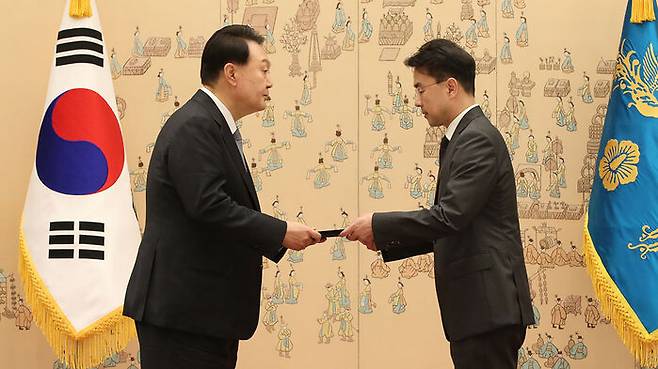 권영준 대법관에게 임명장 수여하는 윤석열 대통령 (사진=대통령실통신사진기자단, 연합뉴스)