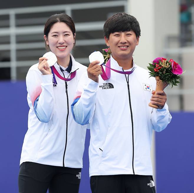 ▲ 양궁 컴파운드 혼성전 은메달을 따낸 소채원과 주재훈(오른쪽). ⓒ연합뉴스