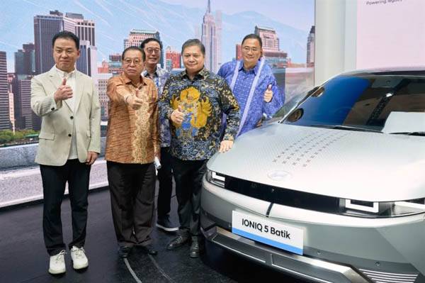 간디 술리스티안토 주한 인도네시아 대사(왼쪽 두 번째)가 가이킨도 인도네시아 국제 모터쇼에서 현대차 아이오닉5 앞에서 포즈를 취하고 있다. / 주한인도네시아대사관 제공