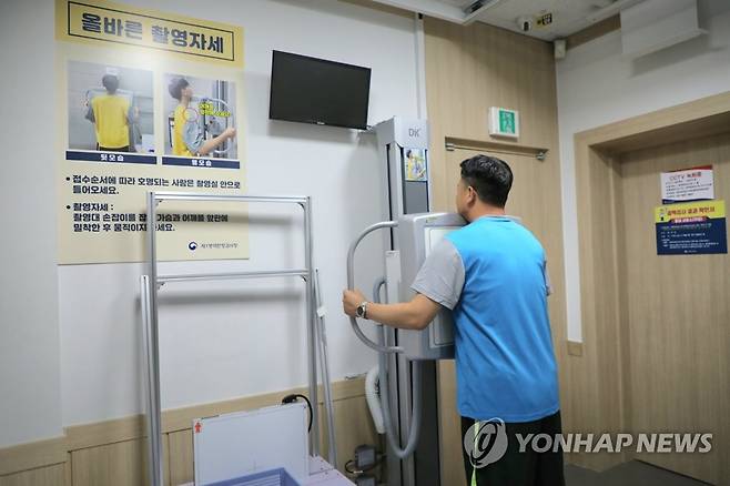 병역판정검사 전 과정 체험 행사 (서울=연합뉴스) 국방부 관계자가 5일 서울 영등포구 서울지방병무청에서 병무정책 이해도 제고를 위해 진행된 병역판정검사 전 과정 체험에서 흉부 엑스레이 촬영을 하고 있다. 2023.7.5 [병무청 제공. 재판매 및 DB 금지] photo@yna.co.kr