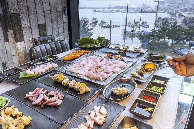 후포항 전경을 즐기며 맛보는 회정식 [사진/성연재 기자]