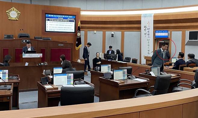 본회의장 빠져 나가는 성길용 시의장(빨간색 원) [연합뉴스. 재판매 및 DB 금지]