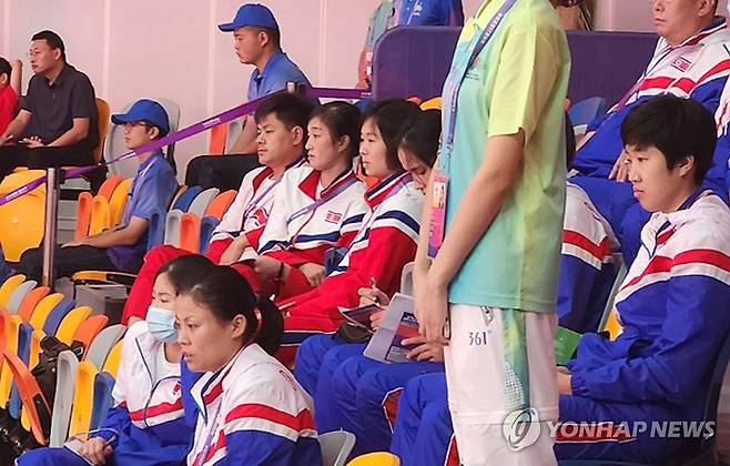 한국 경기 지켜보는 북한 배구 선수들 (항저우=연합뉴스) 하남직 기자 = 북한 여자배구 대표팀이 1일 중국 항저우 사범대학 창첸캠퍼스 체육관에서 열린 한국과 베트남의 2022 항저우 아시안게임 배구 여자부 예선 C조 경기를 지켜보고 있다. 한국과 북한은 8강 라운드에서 한 조에 묶일 가능성이 크다. 2023.10.1 jiks79@yna.co.kr