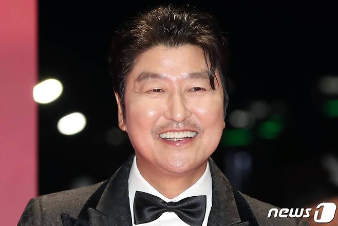 배우 송강호가 4일 오후 부산 해운대구 영화의전당에서 열린 ‘제28회 부산국제영화제’(BIFF) 개막식 레드카펫 행사에서 인사를 하고 있다. ⓒ News1 권현진 기자