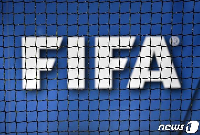 (서울=뉴스1) 정윤영 기자 = 국제축구연맹(FIFA)는 17세 이하(U-17) 러시아 대표팀에 대한 출전 정지를 해제하고 월드컵 출전의 길을 열어줬다. 사진은 FIFA 로고 자료사진. ⓒ AFP=뉴스1 ⓒ News1 정윤영 기자