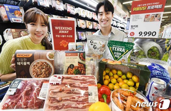 모델들이 5일 서울 등촌동 홈플러스 메가푸드마켓 강서점에서 위켄드 어웨이 행사를 소개하고 있다(홈플러스 제공).