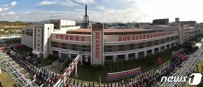 (평양 노동신문=뉴스1) = 북한 노동당 기관지 노동신문은 5일 "순천화학연합기업소에 영양액비료공장이 자력갱생의 창조물로 일떠서 준공했다"며 "온실남새(채소) 생산용 영양액비료를 전문으로 생산하는 공장"이라고 보도했다. [국내에서만 사용가능. 재배포 금지. DB 금지. For Use Only in the Republic of Korea. Redistribution Prohibited] rodongphoto@news1.kr