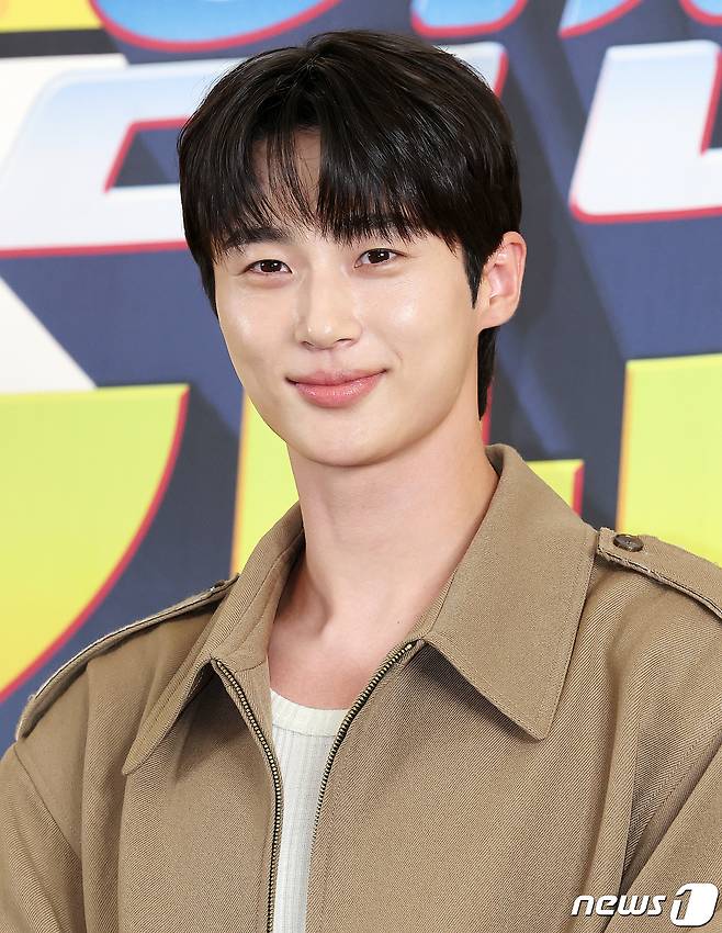배우 변우석이 5일 오후 서울 마포구 상암동 스탠포드 호텔 코리아에서 열린 JTBC 새 토일드라마 ‘힘쎈여자 강남순’ 제작발표회에서 포즈를 취하고 있다. '힘쎈여자 강남순'은 선천적으로 놀라운 괴력을 타고난 3대 모녀가 강남을 중심으로 벌어지는 신종마약범죄의 실체를 파헤치는 코믹범죄맞짱극으로 오는 7일 오후 10시 50분 첫 방송된다. 2023.10.5/뉴스1 ⓒ News1 김진환 기자