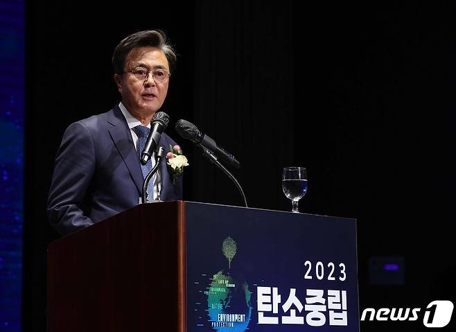 김태흠 충남지사가 5일 예산 스플라스리솜에서 개최한 2023 탄소중립 국제 컨퍼런스’에서 기조발언을 하고 있다.(충남도 제공)/뉴스1