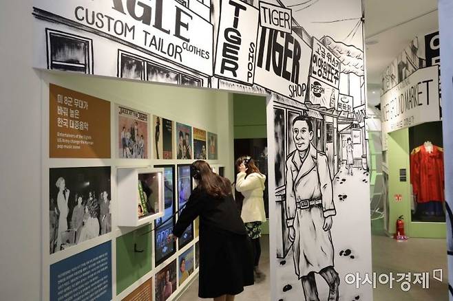 용산역사박물관을 찾은 시민들이 내부를 둘러보고 있다. [아시아경제 자료사진]
