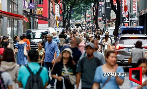 중국이 6년5개월만에 한국 단체관광의 빗장을 풀면서 국내 여행·호텔·면세점 업계에 호재로 작용할 것이라는 기대감이 고조되고 있다. 11일 서울 중구 명동에서 중국인, 일본인 등 외국인 관광객들이 거리를 거닐고 있다. 사진=강진형 기자aymsdream@