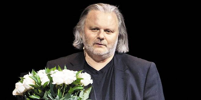 올해 노벨 문학상 수상자로 선정된 노르웨이 극작가 욘 포세는 "지난 10년 동안 이런 일이 일어날 수 있을 것이라 조심스레 예상해왔다"며 "전화를 받았을 때 놀랐지만 반갑고 기뻤다"고 노르웨이 국영 방송 NRK 인터뷰에서 수상 소감을 밝혔다. 사진은 지난 2010년 9월 포세가 오슬로 국립극장에서 입센상을 받는 모습. /AFP 연합뉴스