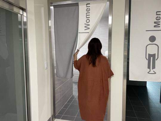 충남지식산업센터에서 한 여성 방문객이 여자화장실에 들어가고 있다. 사진=박하늘 기자