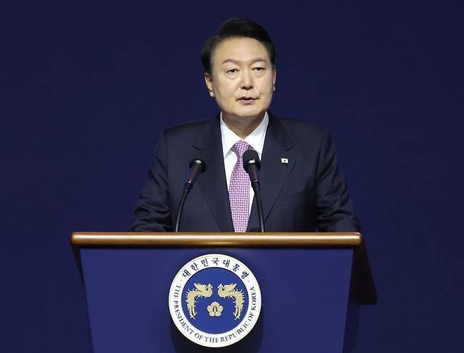 윤석열 대통령이 4일 서울 송파구 올림픽공원 올림픽홀에서 열린 향군 창설 제71주년 기념식 및 전국 읍·면·동회장 총력안보 결의대회에서 축사하고 있다. (대통령실통신사진기자단) ⓒ뉴시스